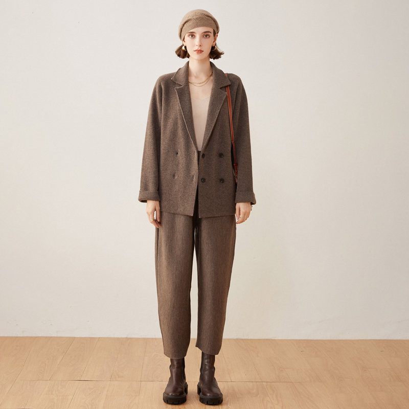FULL NEEDLE KNITTED COAT