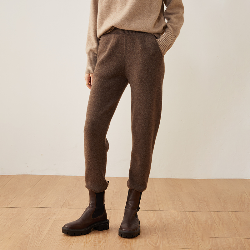 FULL NEEDLE KNITTED TAPERED SLACKS