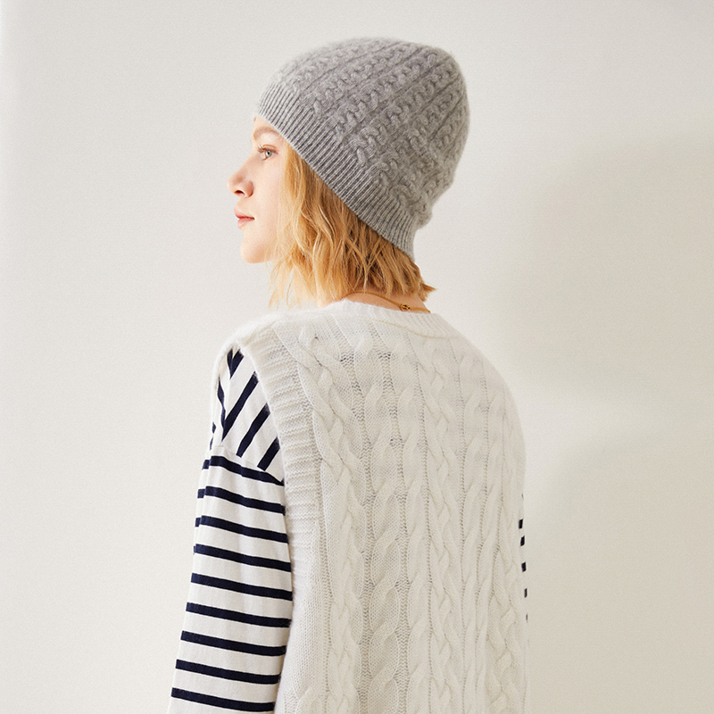 CABLE KNITTED BEANIE